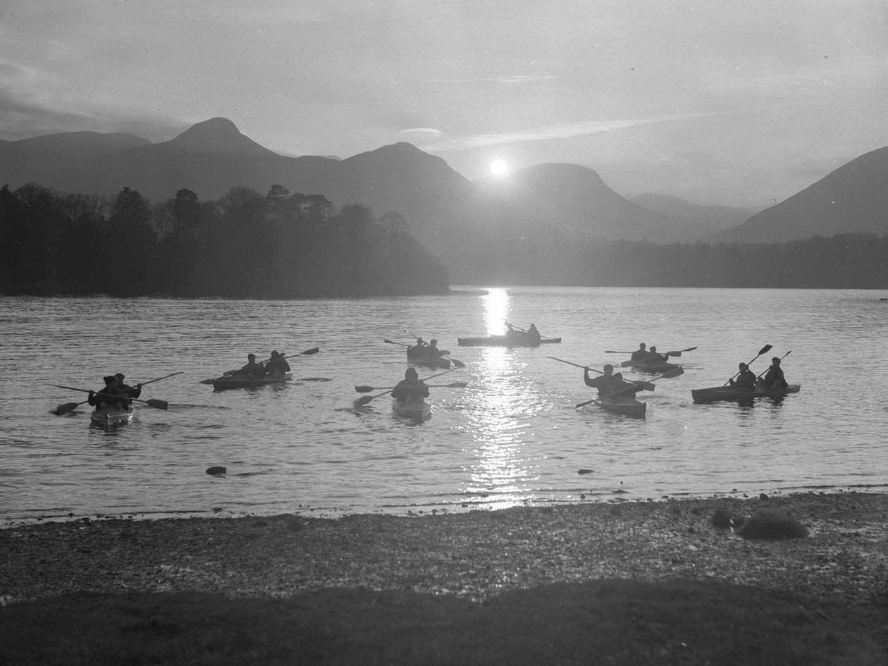 En udsigt over folk, der sejler i kano på Derwentwater ved enten solopgang eller solnedgang af Joseph Hardman