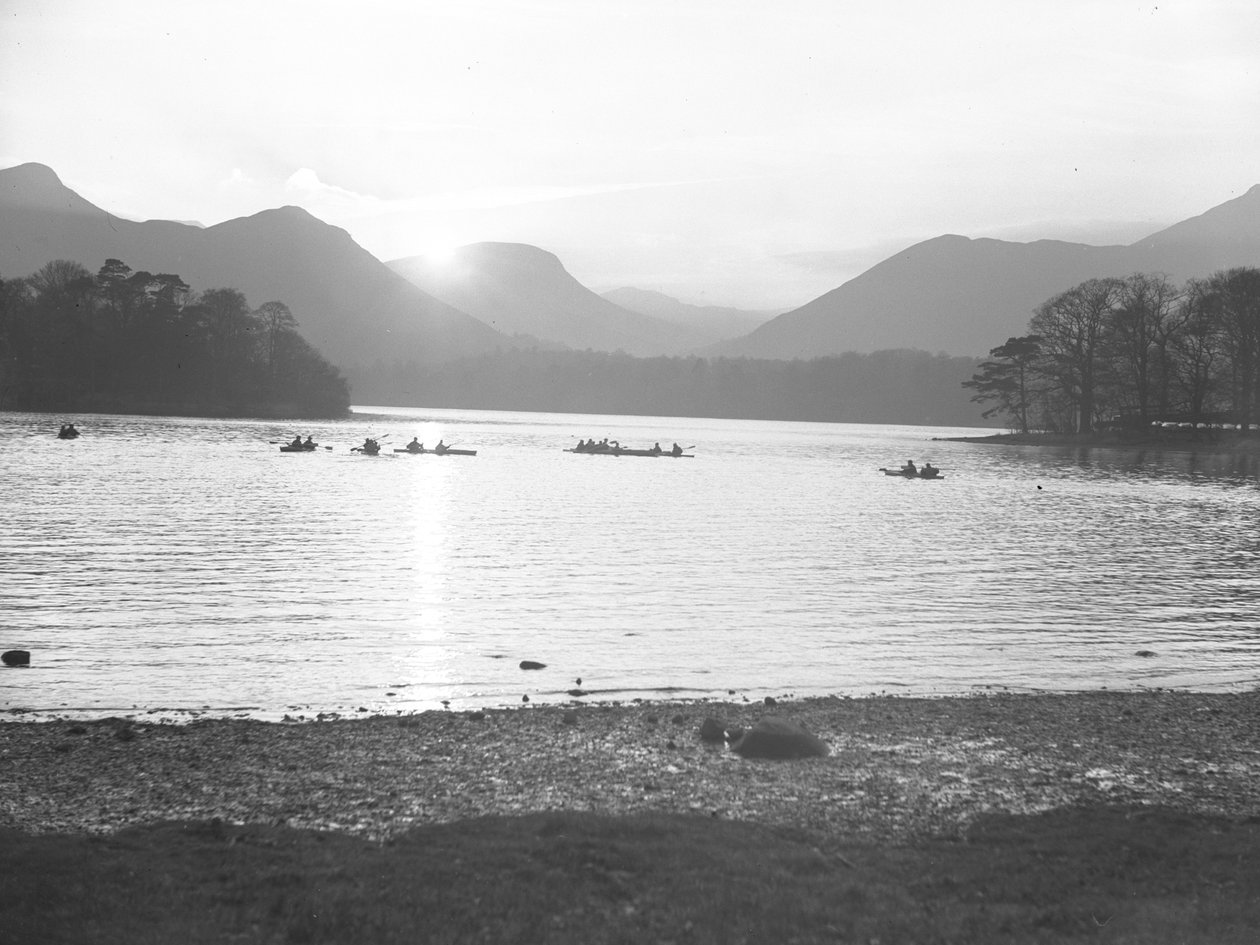 En udsigt over folk, der sejler i kano på Derwentwater ved enten solopgang eller solnedgang af Joseph Hardman