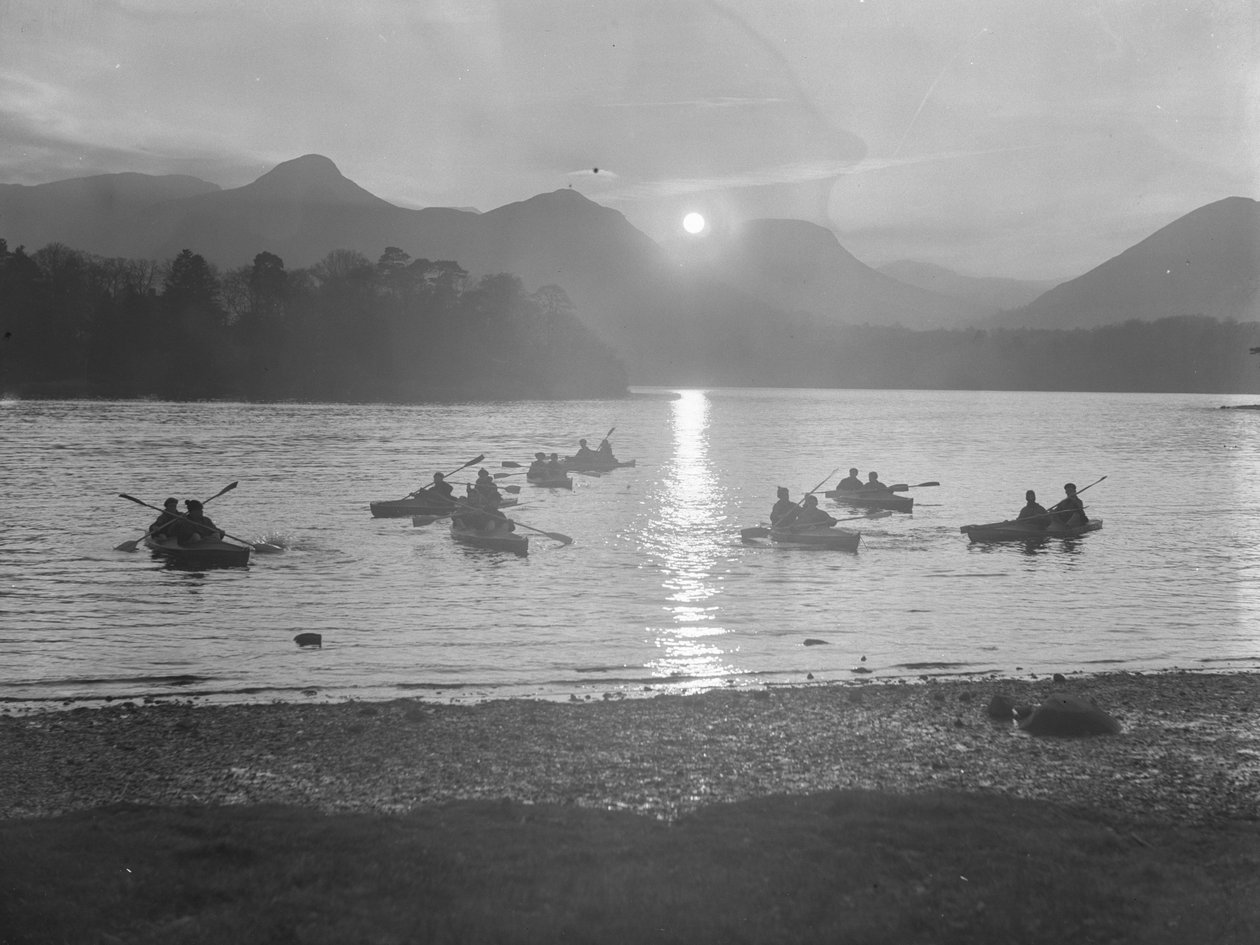 En udsigt over folk, der sejler i kano på Derwentwater ved enten solopgang eller solnedgang af Joseph Hardman