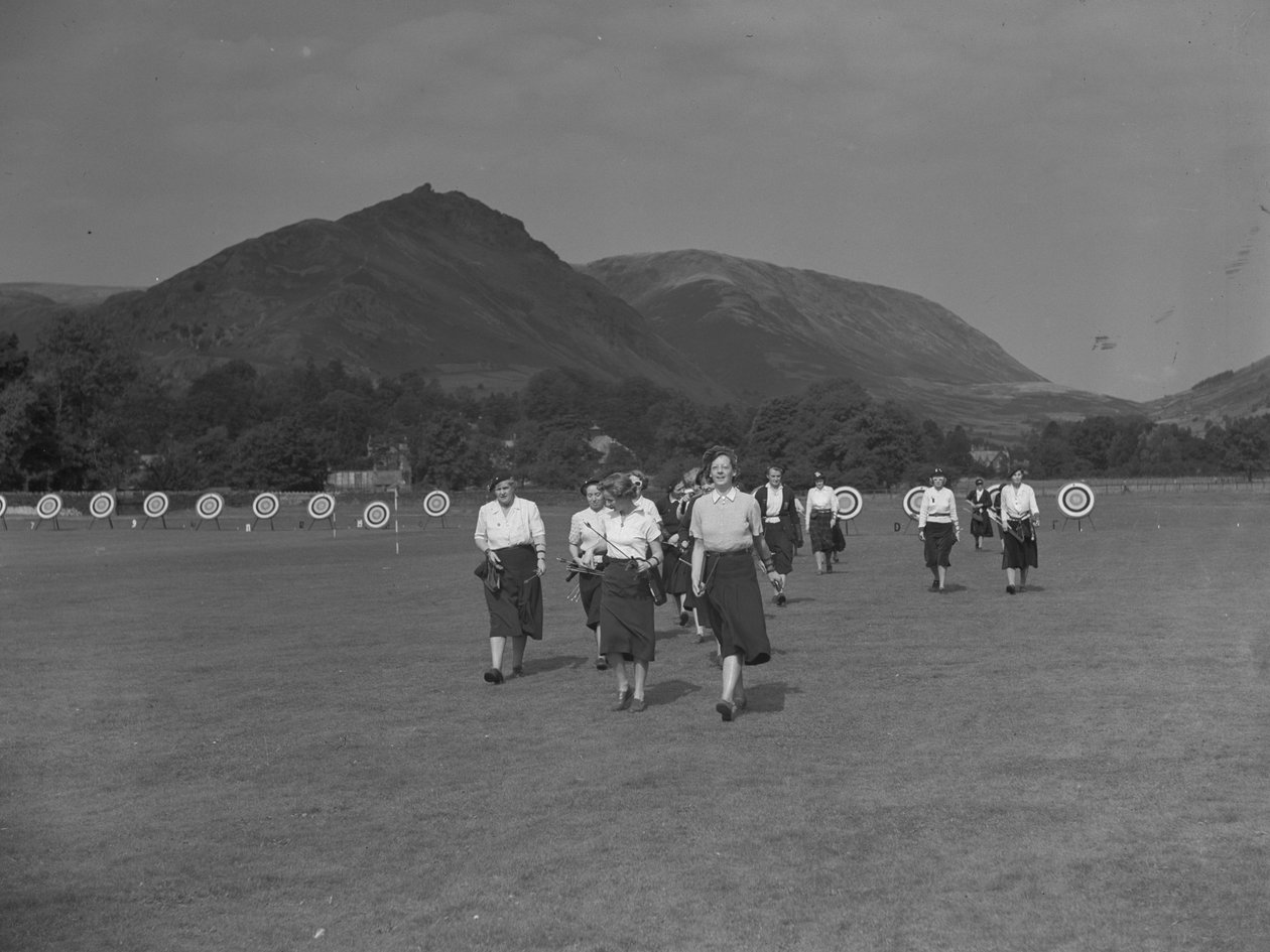 Et billede af kvindelige bueskytter, muligvis en del af en konkurrence, med fjeldet i baggrunden. af Joseph Hardman