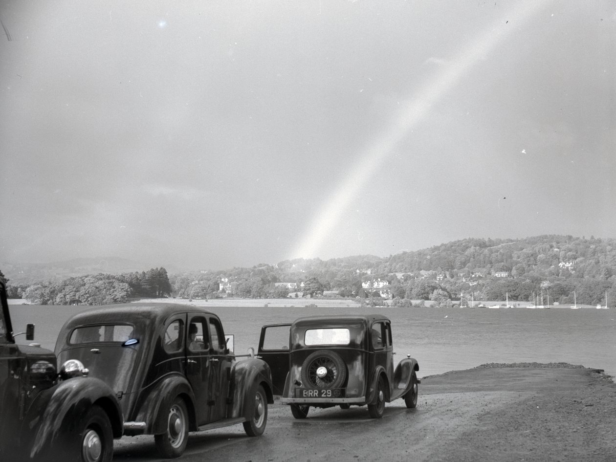 Biler parkeret ved Loughrigg Tarn af Joseph Hardman
