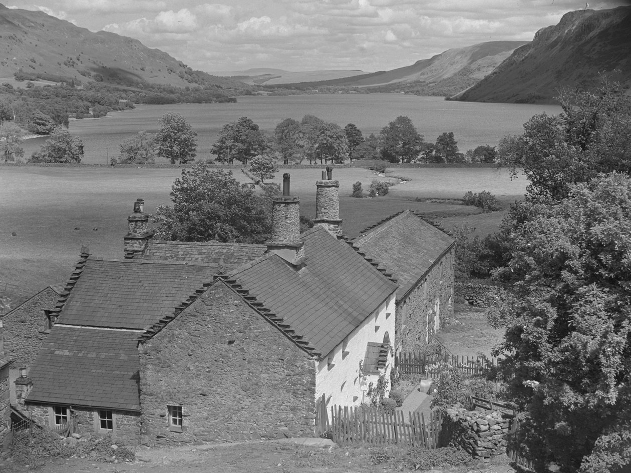 Hus i forgrunden med udsigt til Ullswater bagved af Joseph Hardman