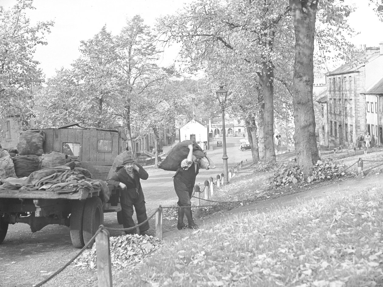 Lastbil på gaden med to kularbejdere, der bærer sække med kul af Joseph Hardman