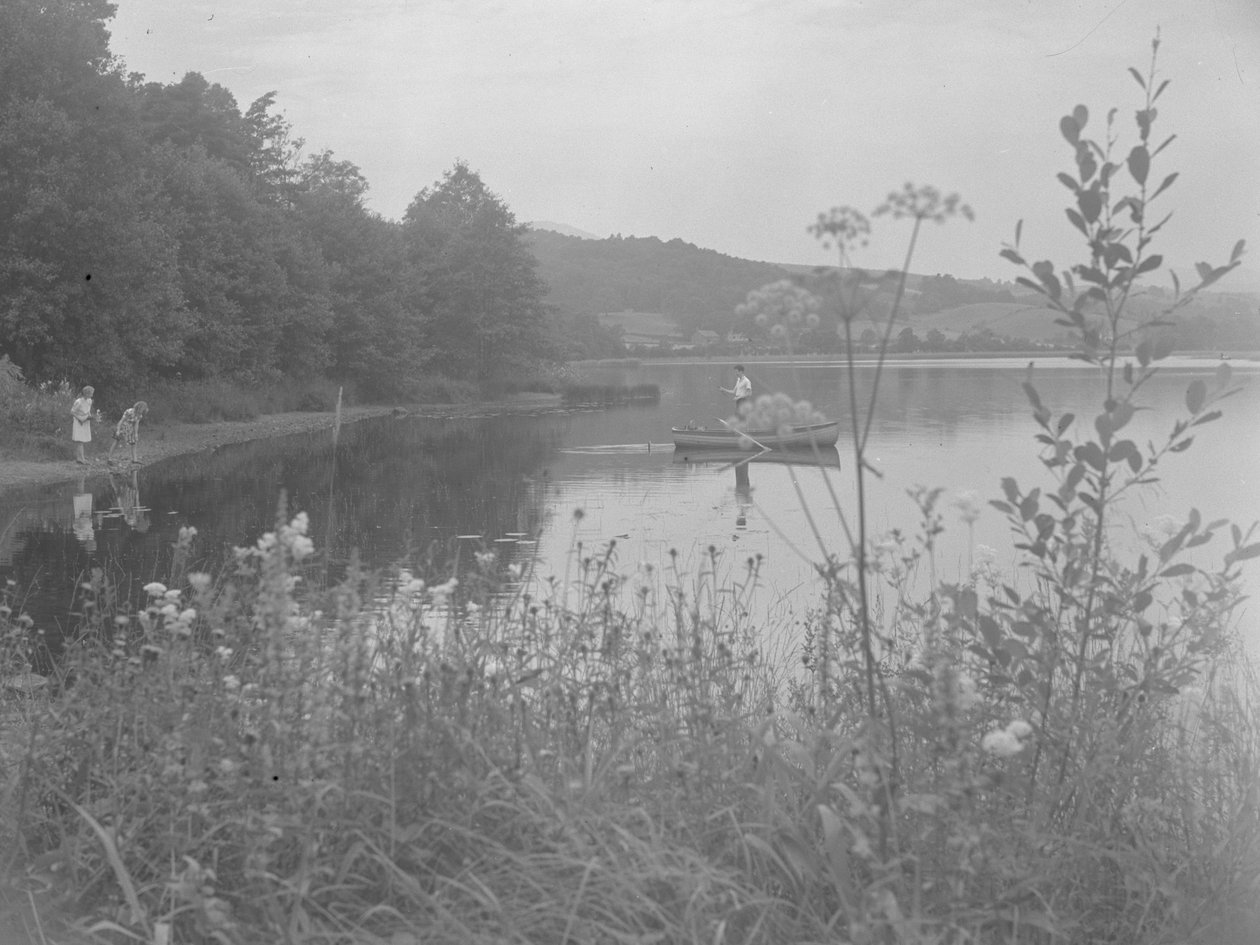 Mand fisker i en båd på Estwaite Water og to piger i vandkanten af Joseph Hardman