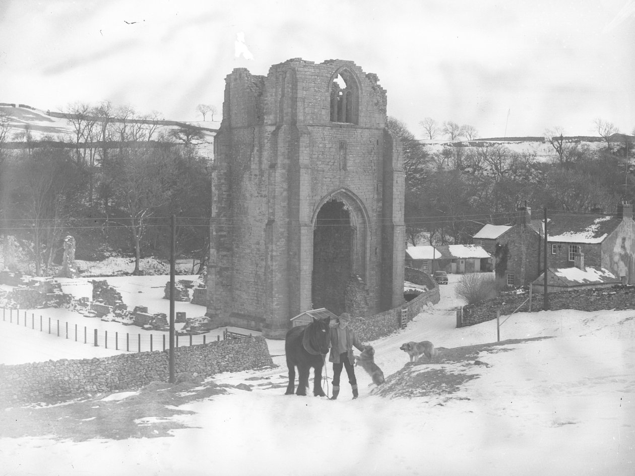 Mand med hest og to hunde foran Shap Abbey ligger tilbage i sneen af Joseph Hardman