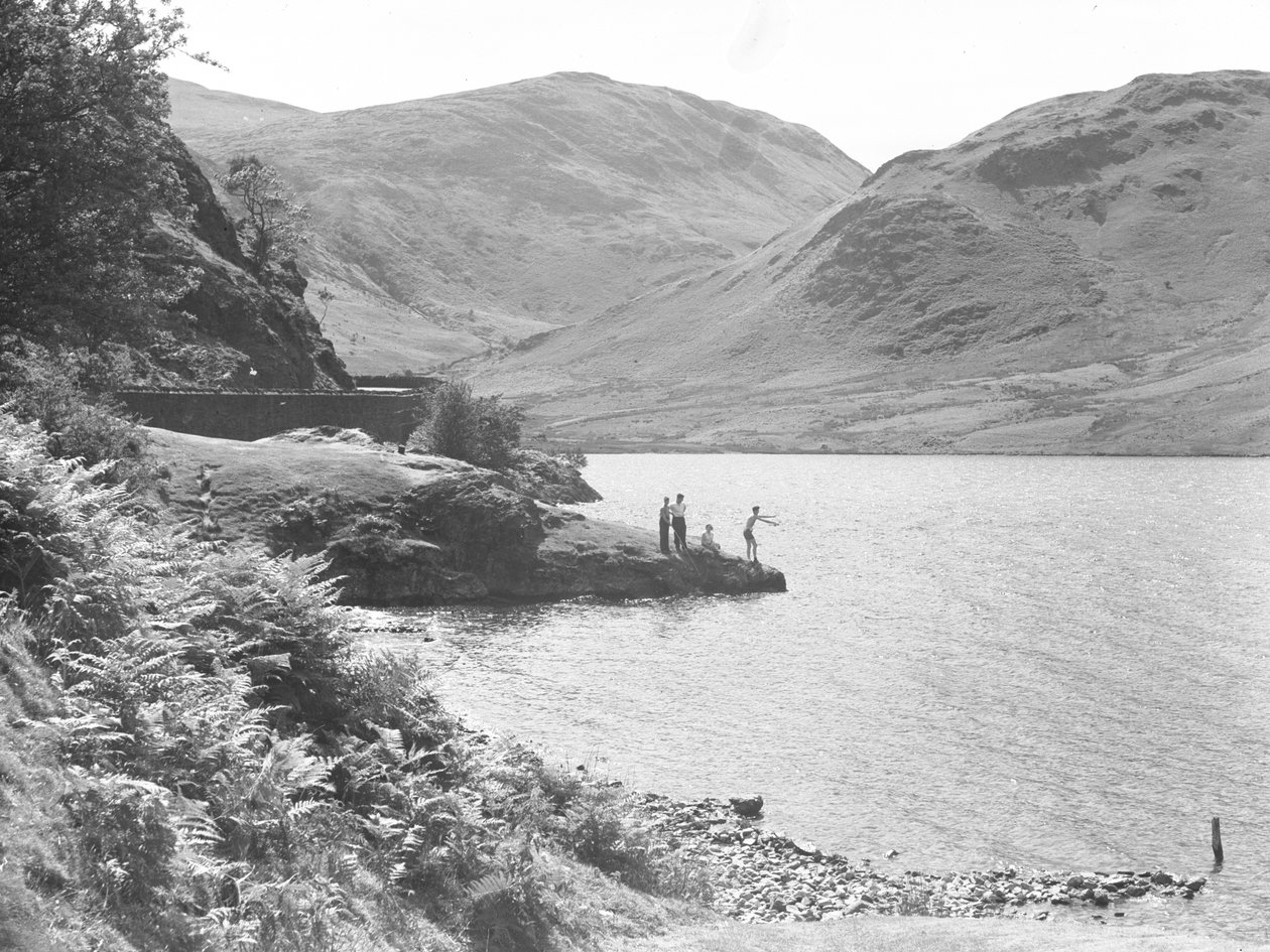 Tre mænd og en kvinde på et klippefremspring i søen, hvor de fisker, med fjeldet i baggrunden. af Joseph Hardman