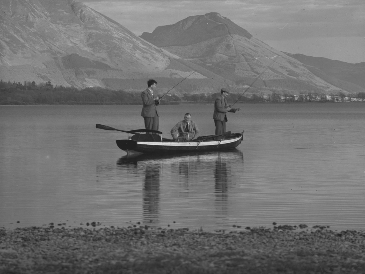 Tre mænd i en robåd på en sø, der fisker, den ene mand er på havet; havlandskab; ted, fjelde i baggrunden af Joseph Hardman
