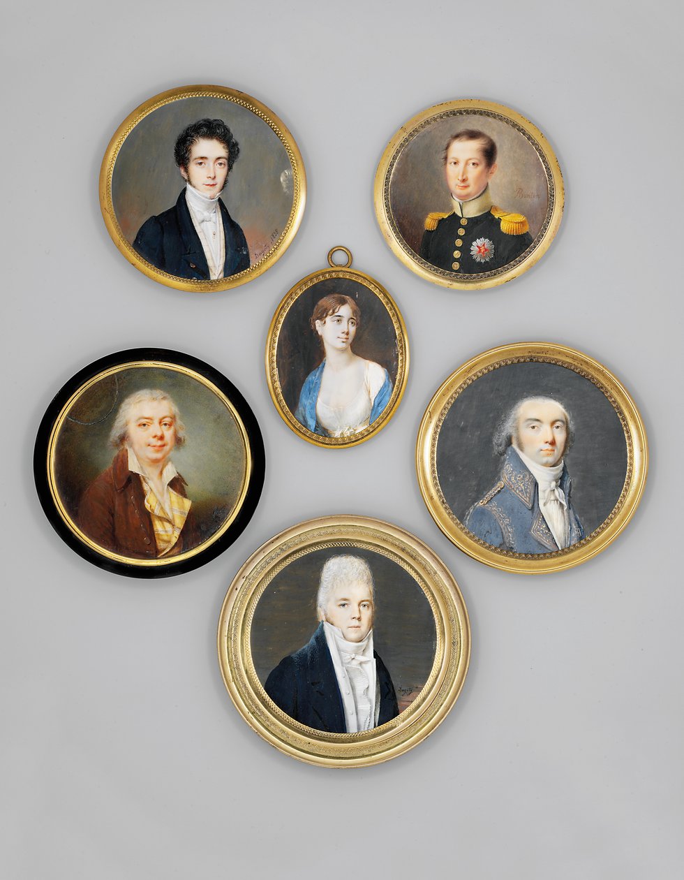 En ung officer, i mørkegrøn frakke med lysegrøn krave og guld-epauletter, iført bryststjernen af den kongelige spanske orden af Joseph Marie Bouton