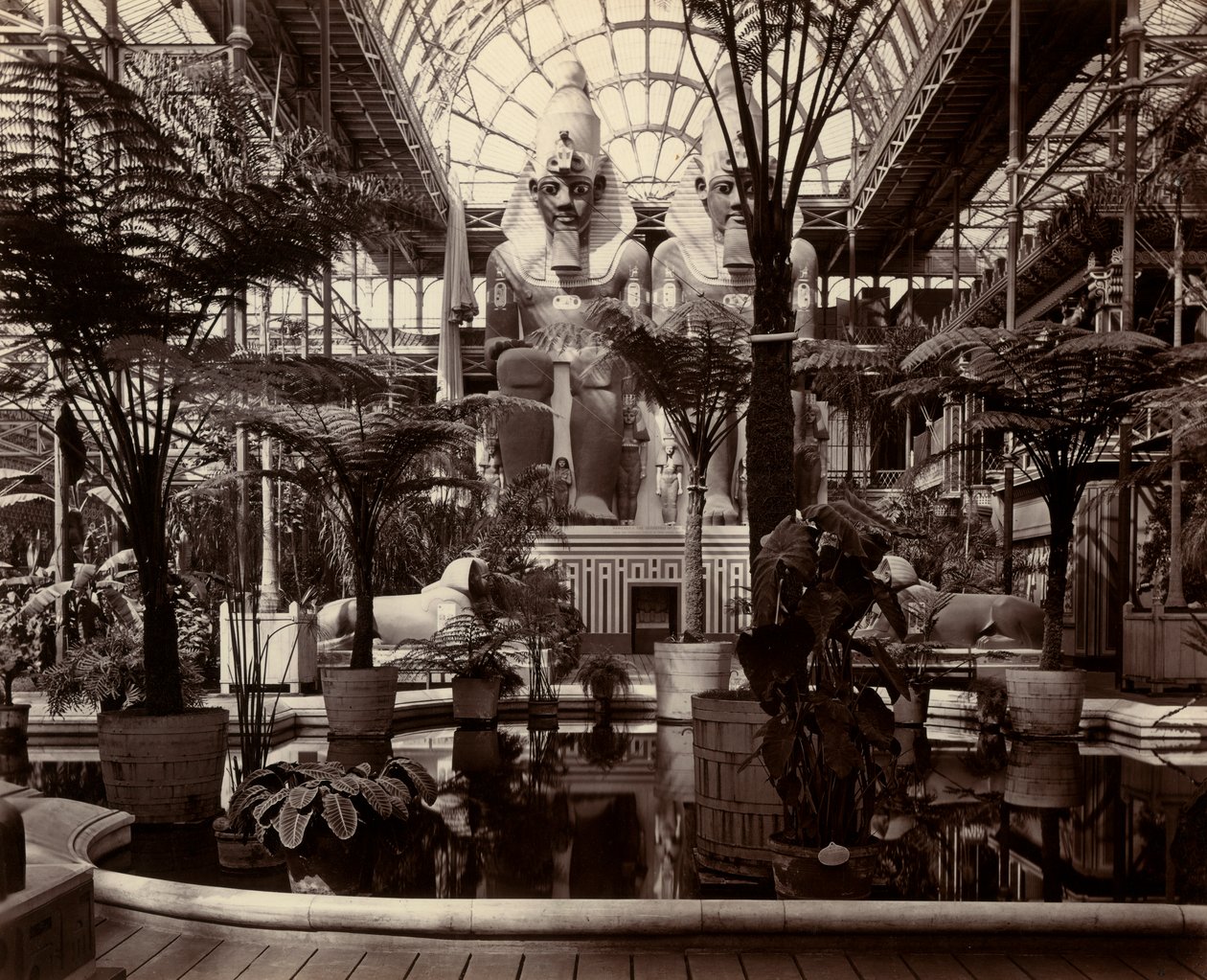 The Crystal Palace i London: indre af det nordlige tværskib, ca. 1870 (s/h foto) af Joseph Paxton