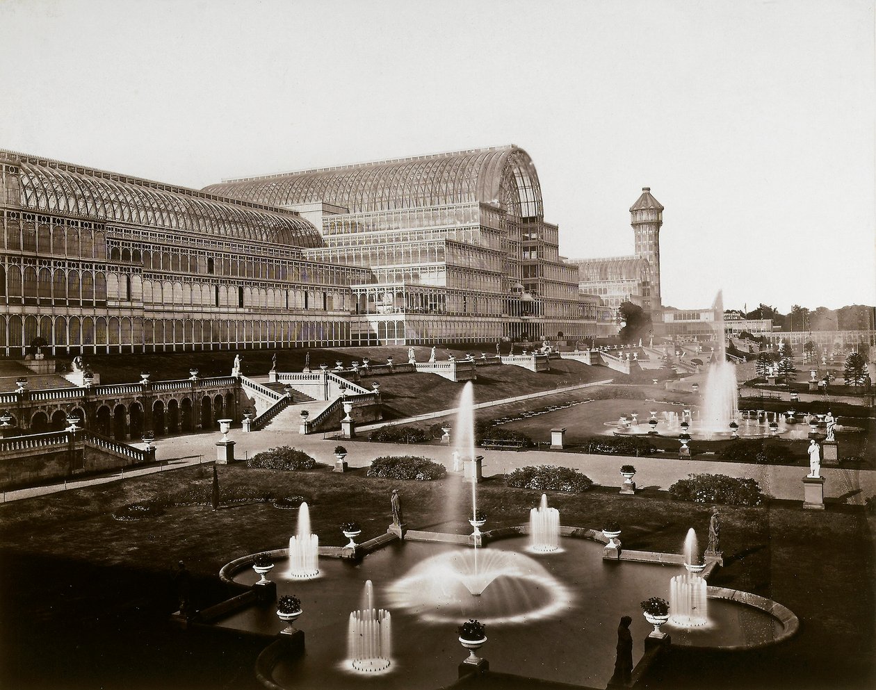 Crystal Palace i London: haverne og springvandene, ca. 1870 (s/h-foto) af Joseph Paxton