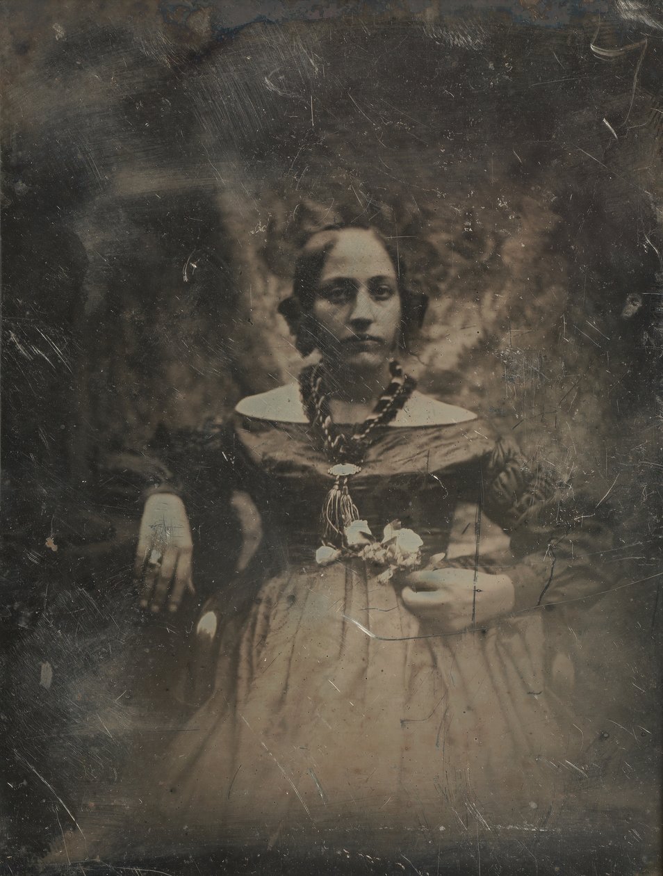 Ung kvinde holder en blomst, ca. 1842. af Joseph Philibert Girault De Prangey