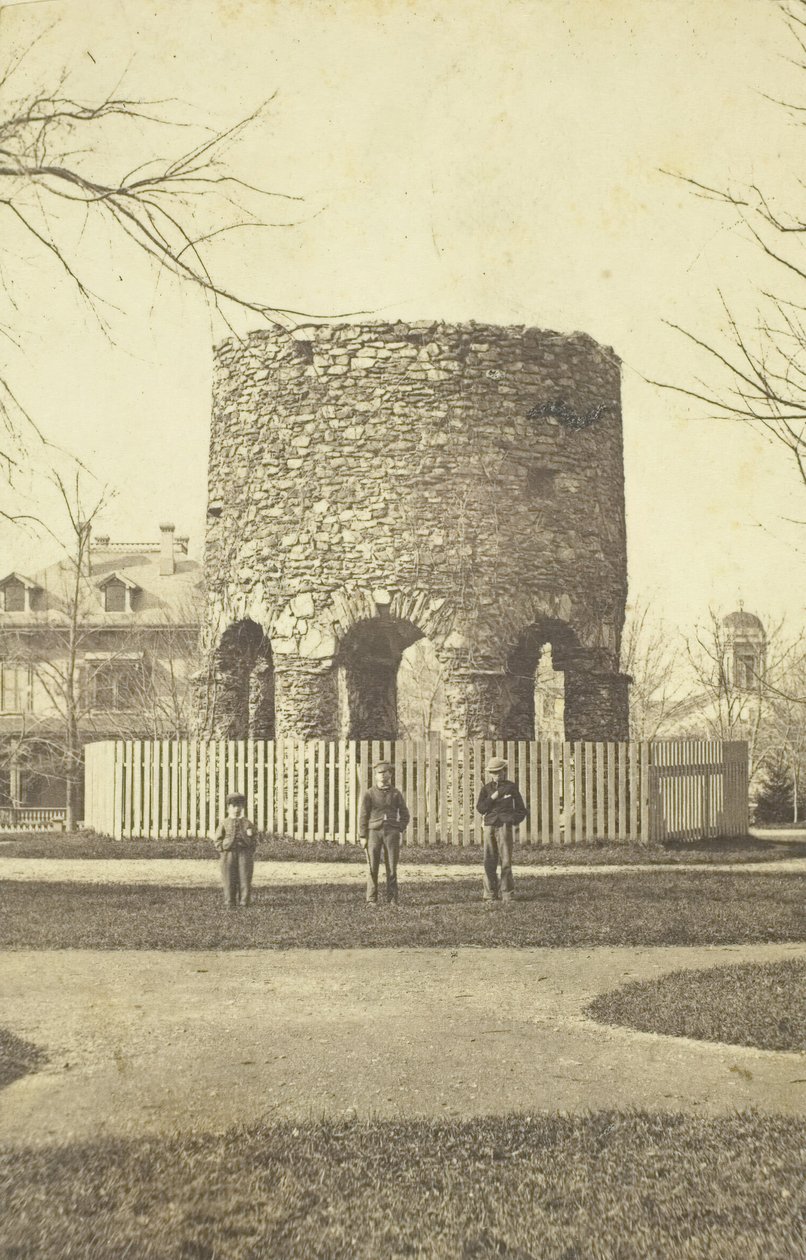 Unavngivet stentårn med drenge, 1850-1880