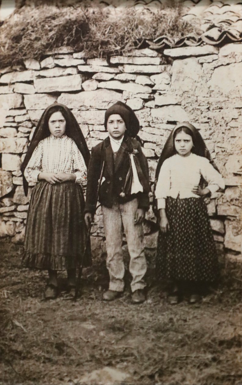 Fatimas helligdom. Lucia dos Santos og hendes fætre Francisco og Jacinta Marto. Vor Frue af Fatima. Portugal. af Joshua Benoliel