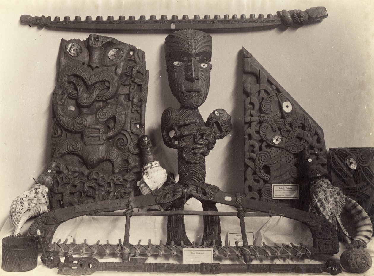 Artefakter i Auckland Museum, ca. 1890 (albumin print) af Josiah Martin