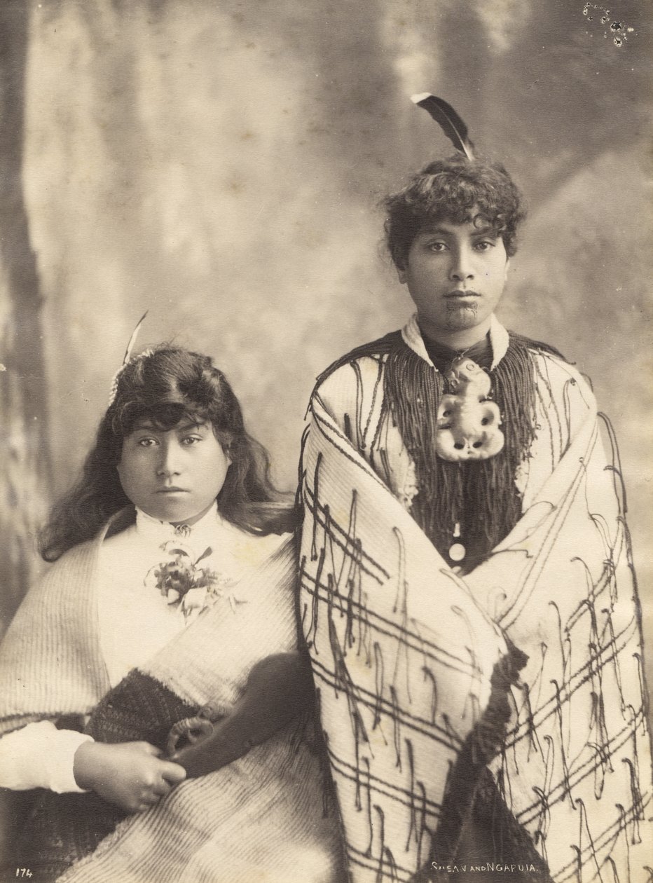 Susan og Ngapuia, ca. 1900 (albumin print) af Josiah Martin