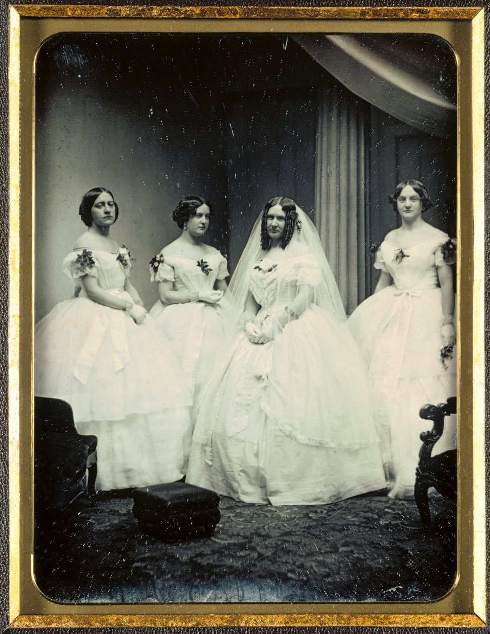 En brud og hendes brudepiger, 1851 eller senere. af Josiah Johnson Hawes