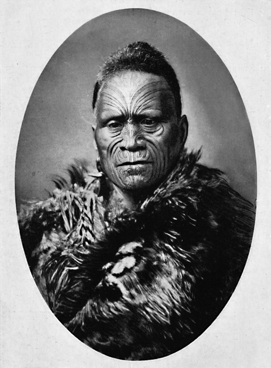 En maorihøvding med kunstfærdigt tatoveret ansigt og vejrkappe, 1902 af Josiah Martin