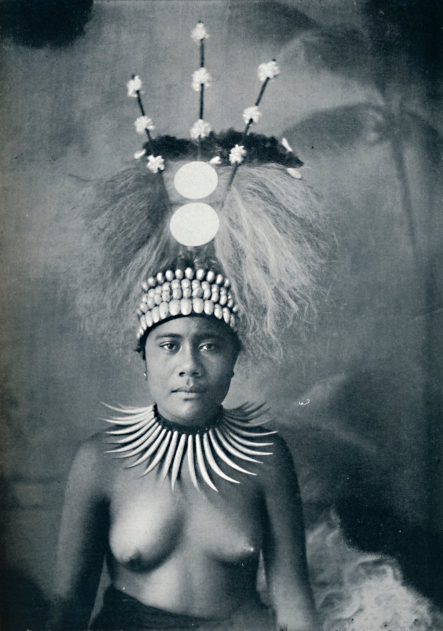 En samoansk kvinde iført et halsbånd med cachalottænder og en ceremoniel hovedbeklædning, 1902 af Josiah Martin