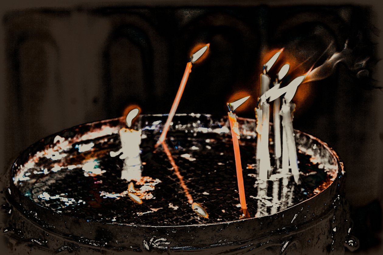 Tændte stearinlys; fra serien Church of the Holy Sepulchre, 2016 (fotografi) af Joy Lions