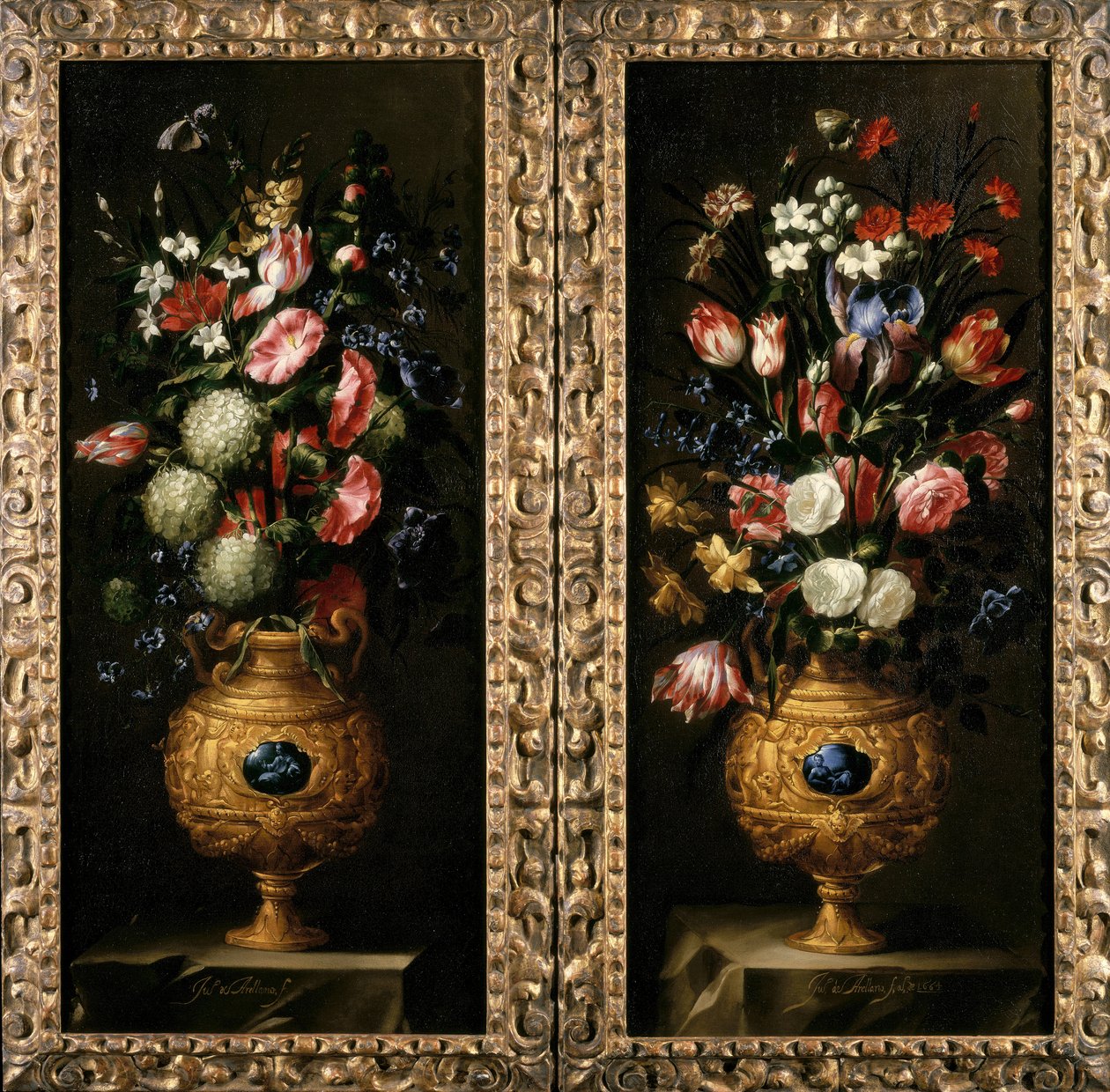 Par stilleben af blomster i dekorative guldvaser med lapis cartouches af Juan de Arellano