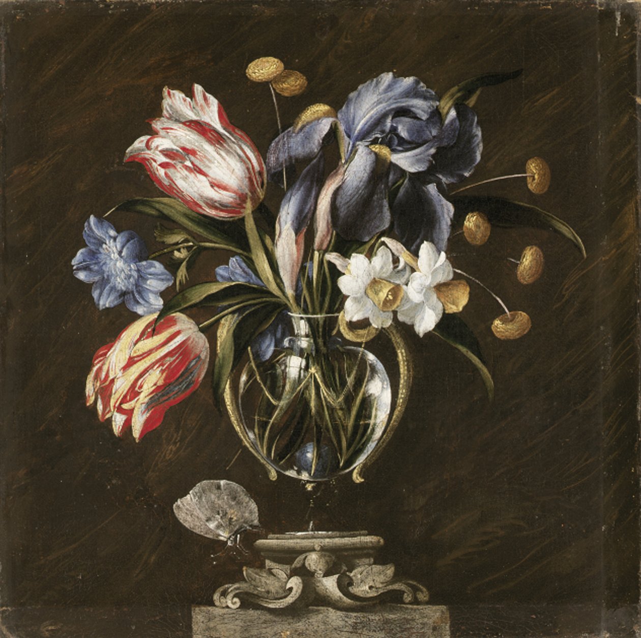 Tulipaner, påskeliljer, iris og andre blomster i en glasvase på et skulpturelt stativ med en sommerfugl af Juan de Arellano
