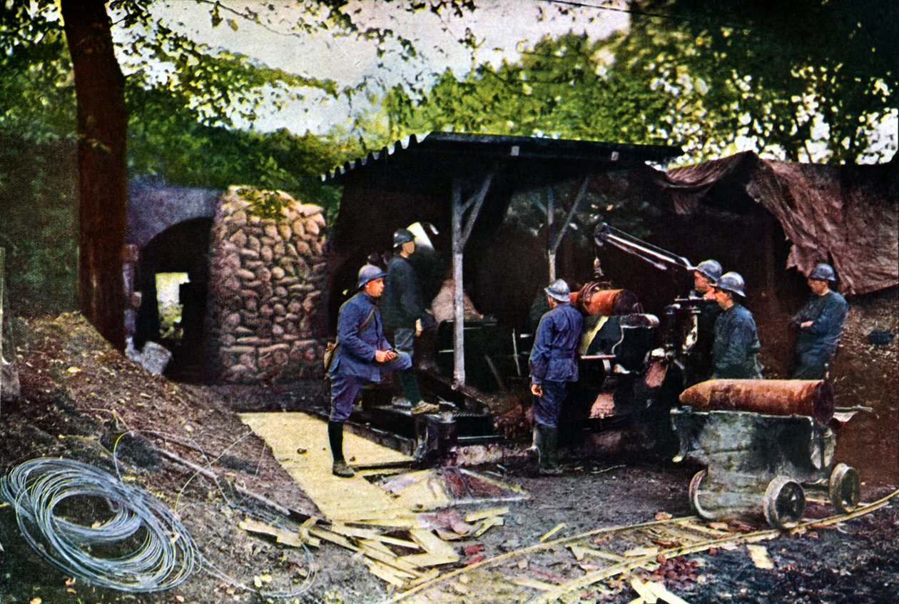 Et fransk batteri af tunge kanoner under camouflagenet bag en mur, Verdun, september 1916 (autokrom) af Jules Gervais Courtellemont