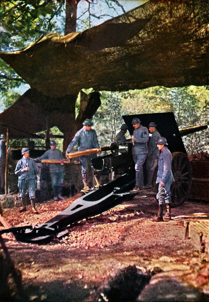 Et fransk batteri af tunge kanoner under camouflagenet i skoven, Verdun, september 1916 (autokrom) af Jules Gervais Courtellemont