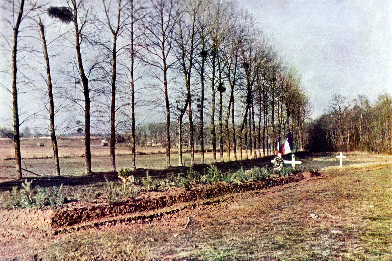En grav med et antal franske soldater dræbt i Soisy-Bouy under slaget ved Marne øst for Paris, september 1914 (autokrom) af Jules Gervais Courtellemont