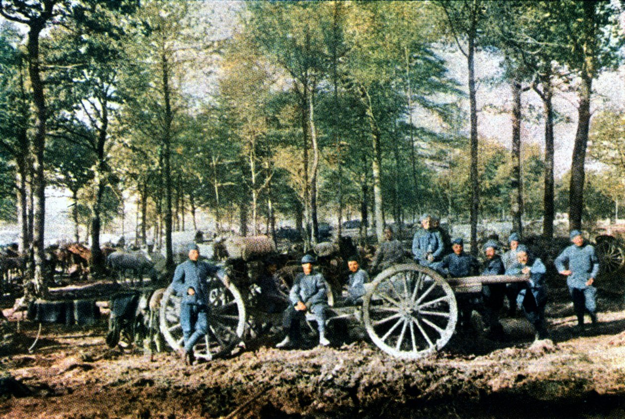 En gruppe franske artillerister med 75 mm kanoner under slaget ved Verdun, september 1916 (autokrom) af Jules Gervais Courtellemont