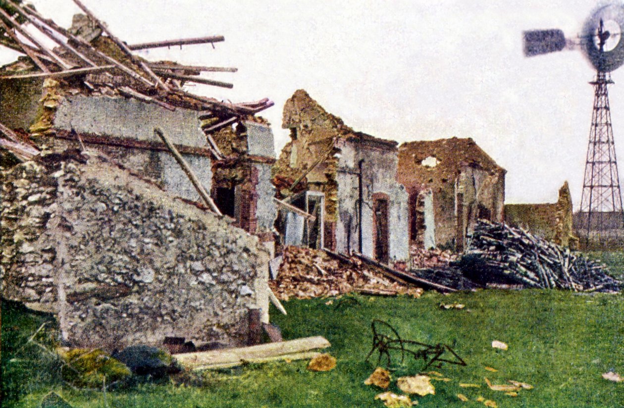 Ødelagte bygninger i Villeneuve-Lez-Charleville syd for Reims under slaget ved Marne, september 1914 (autokrom) af Jules Gervais Courtellemont
