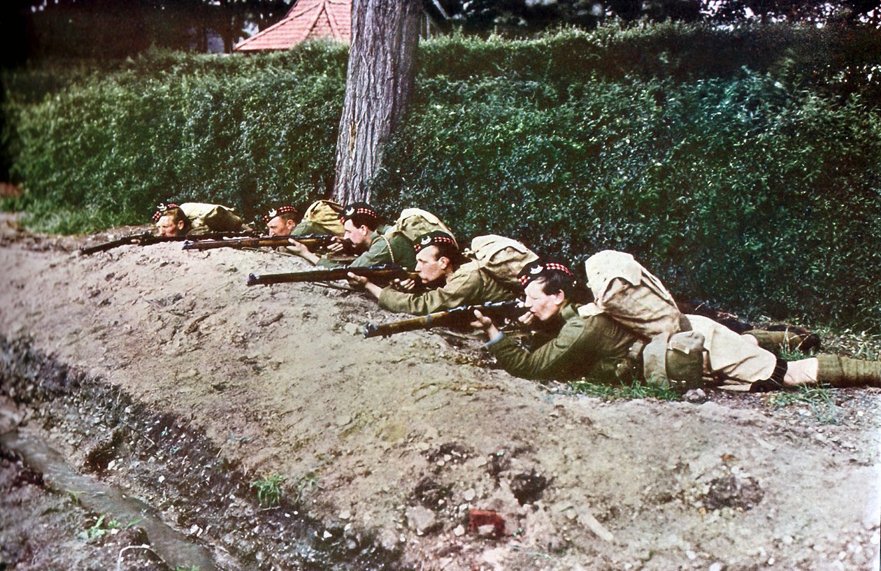 Fem infanterister fra Skotland med rifler klar under slaget ved Marne øst for Paris, september 1914 (autokrom) af Jules Gervais Courtellemont