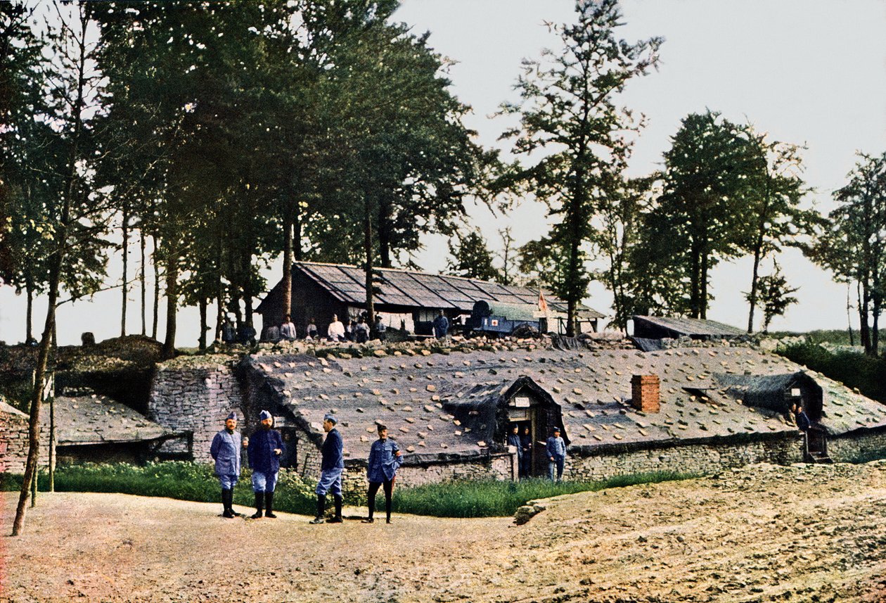 Franske soldater i en ambulancestation fire miles bag fronten, Verdun, 1916 (autokrom) af Jules Gervais Courtellemont