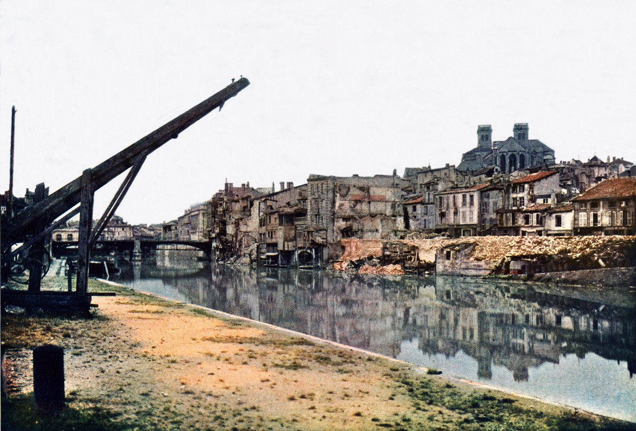Meuse og Verdun med alvorligt beskadigede bygninger langs floden, september 1916 (autokrom) af Jules Gervais Courtellemont
