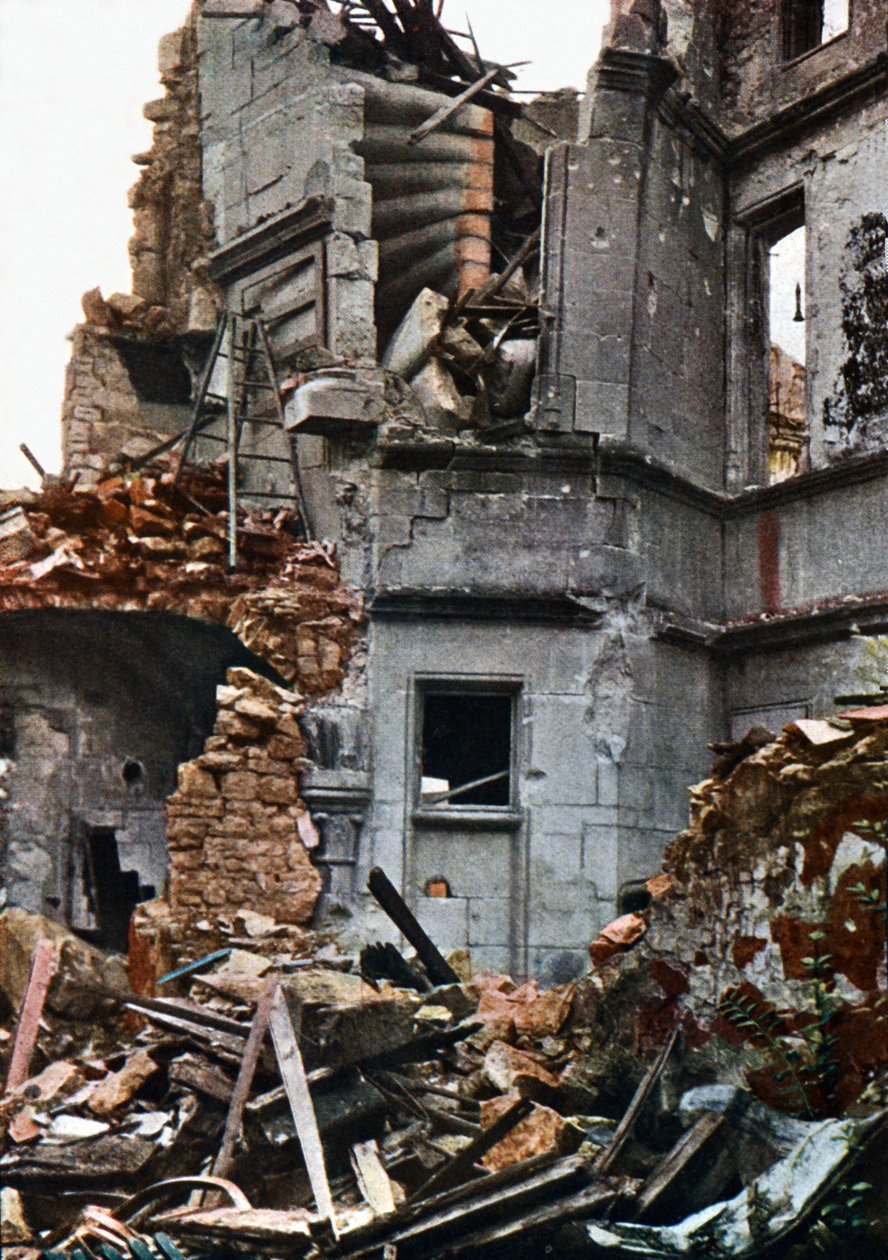 Den stærkt beskadigede Princerie, Verdun, september 1916 (autokrom) af Jules Gervais Courtellemont