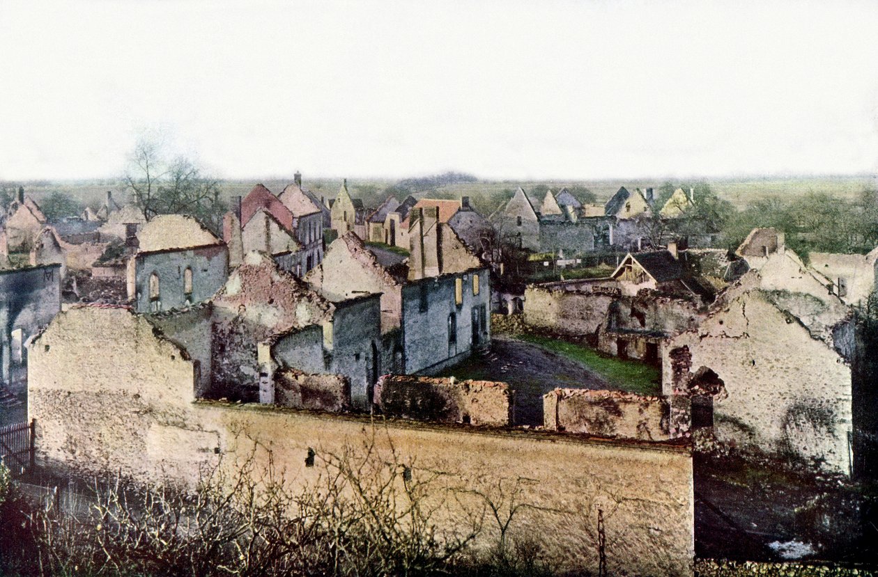 Den stærkt beskadigede landsby Châtillon-sur-Morin, syd for Esternay under slaget ved Marne øst for Paris, september 1914 (autokrom) af Jules Gervais Courtellemont