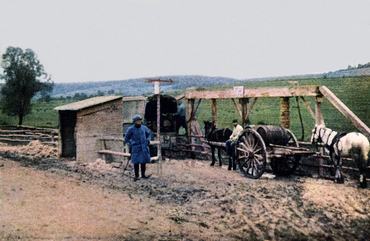 En fransk vandforsyningsstation, Verdun, 1916 (autokrom) af Jules Gervais Courtellemont
