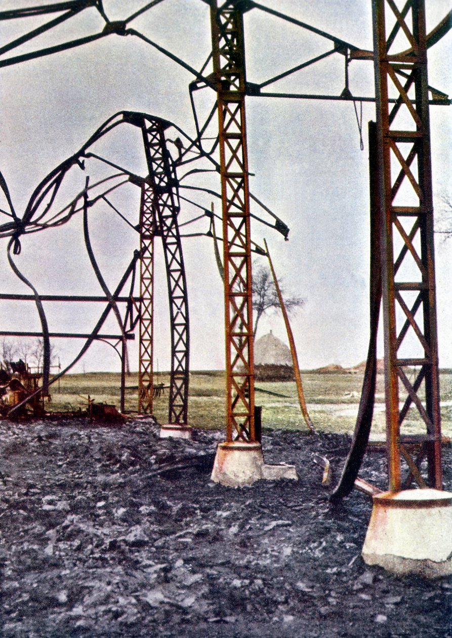 Bøjede stålbjælker i en nedbrændt bygning i byen Étrepilly nord for Meaux under slaget ved Marne øst for Paris, september 1914 (autokromt) af Jules Gervais Courtellemont