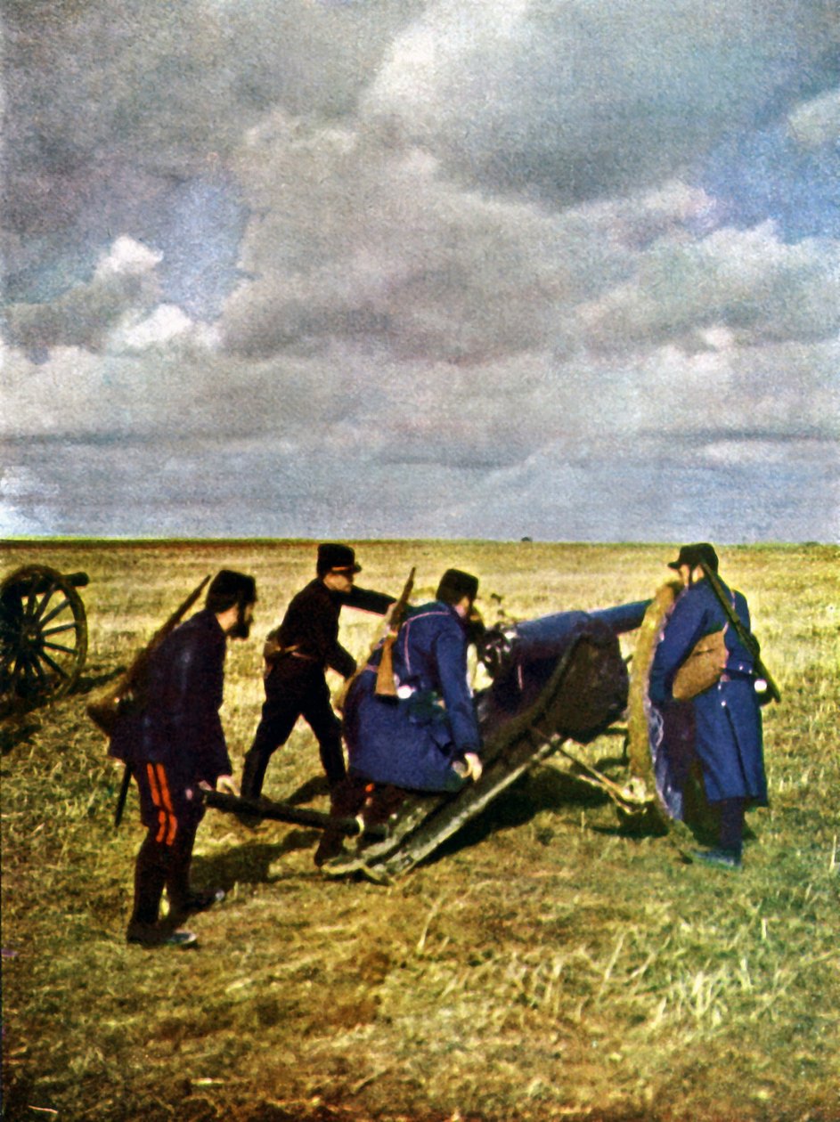 Fire franske soldater med en 90 mm kanon under slaget ved Marne øst for Paris, september 1914 (autokromt billede) af Jules Gervais Courtellemont