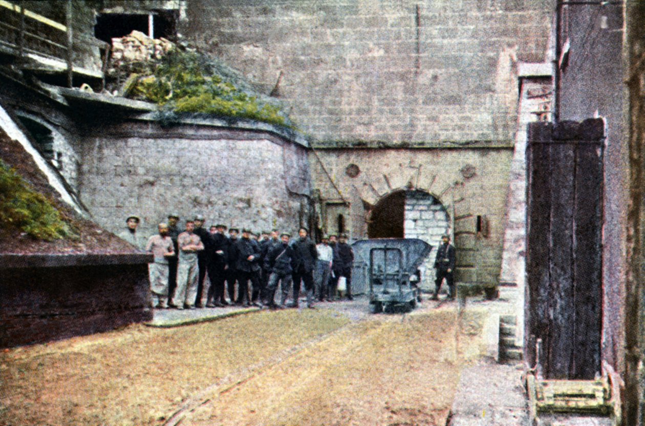 Franske soldater ved indgangen til kasematterne, Verdun, september 1916 (autokrom) af Jules Gervais Courtellemont