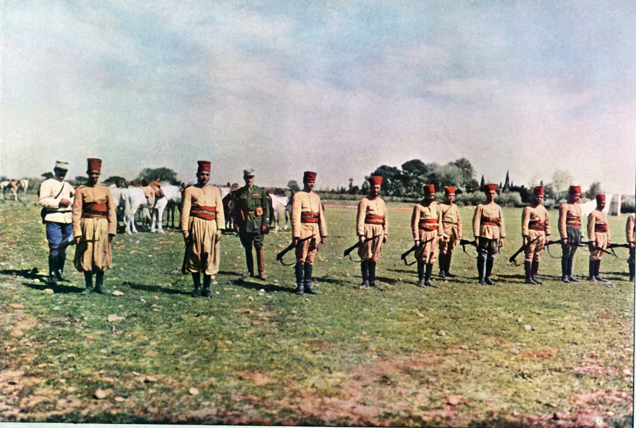 Marokkanske riffelskytter og to franske officerer under slaget ved Marne øst for Paris, september 1914 (autokrom) af Jules Gervais Courtellemont