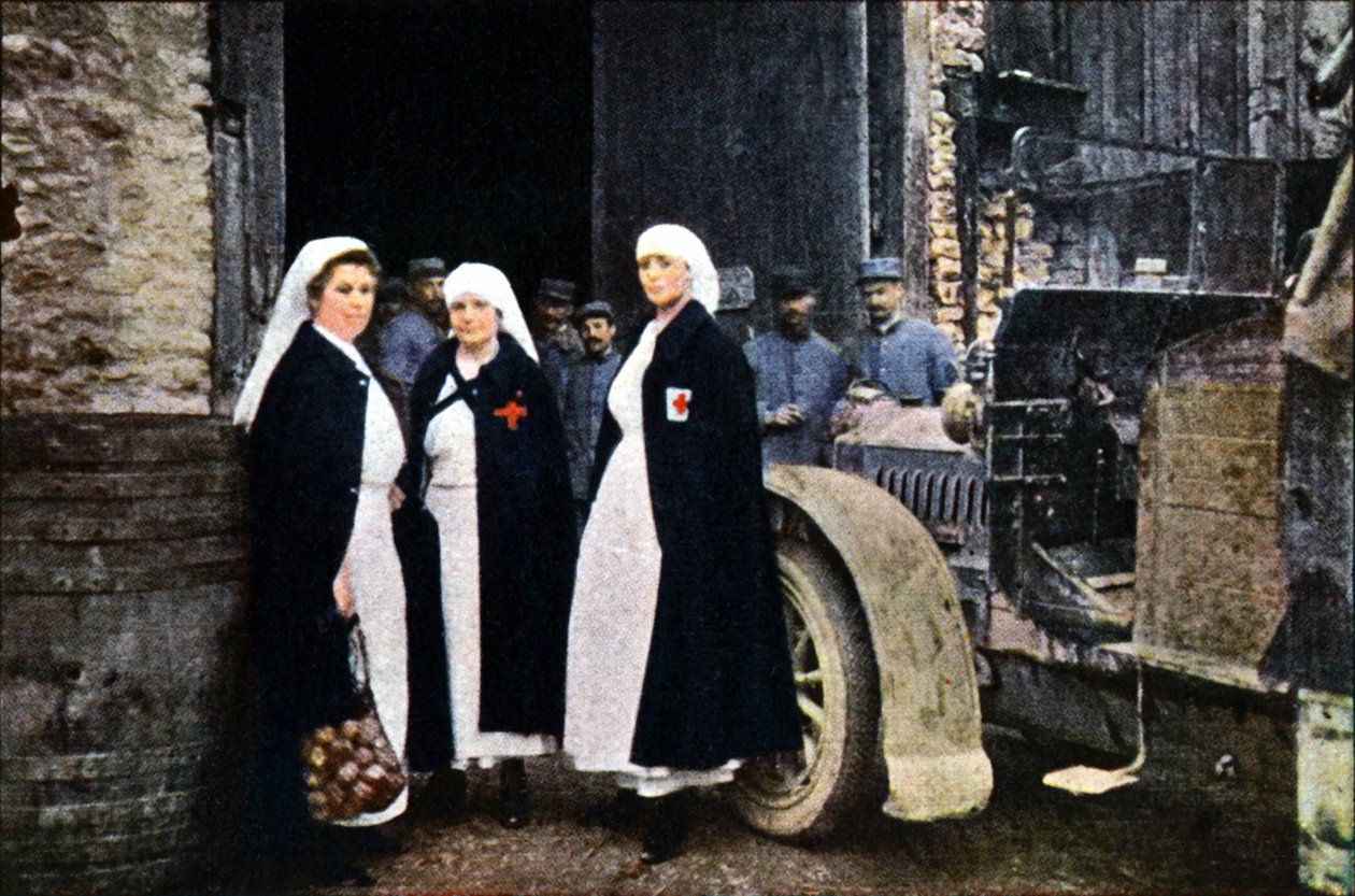 Tre kvinder iført Røde Kors og det franske ambulancepersonale med et køretøj, Verdun, september 1916 (autokrom) af Jules Gervais Courtellemont
