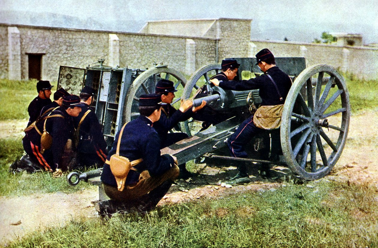Franske soldater med en morter i aktion under slaget ved Marne øst for Paris, september 1914 (autokrom) af Jules Gervais Courtellemont