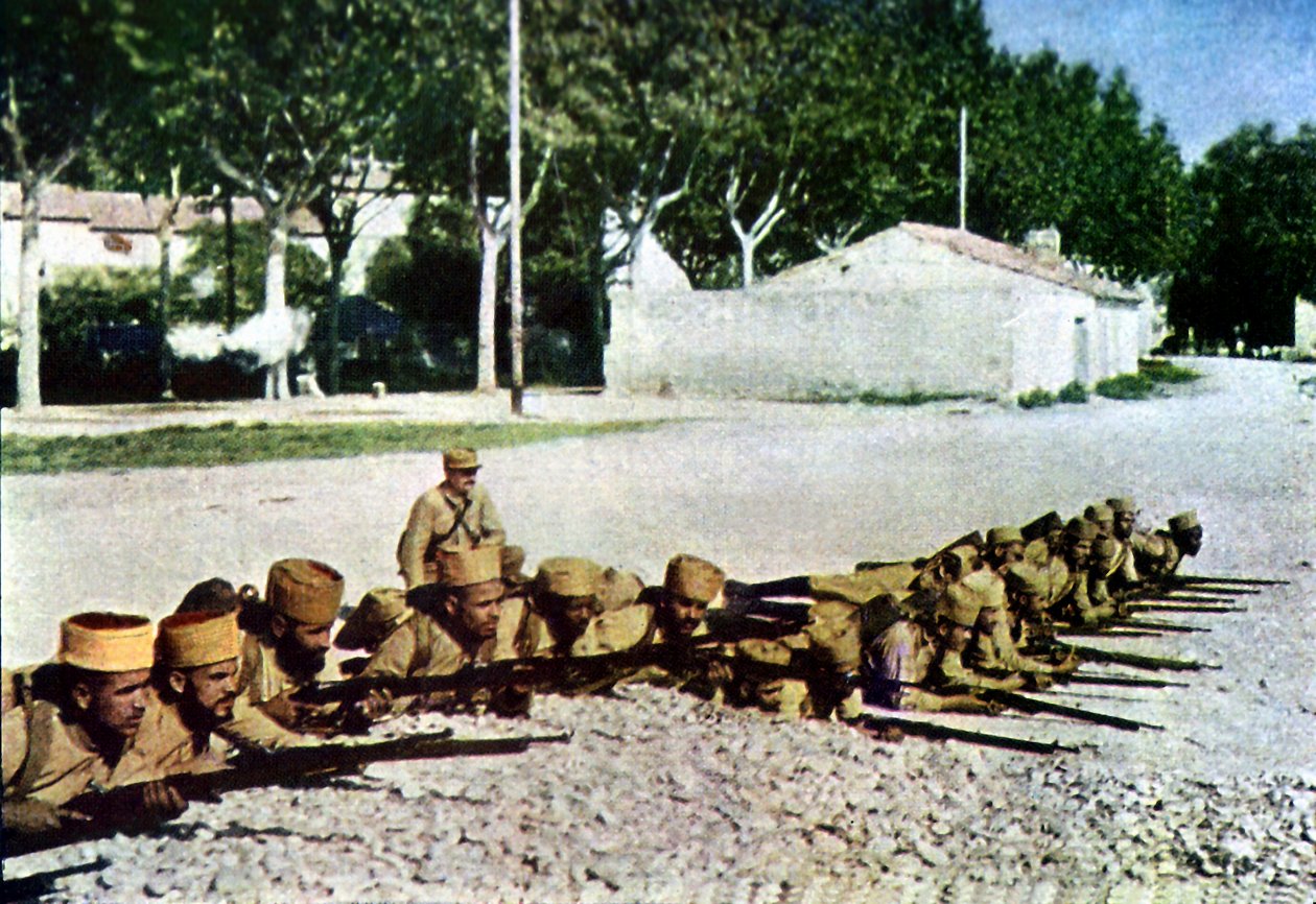 Marokkanske riffelskytter og en fransk officer i udkanten af landsbyen under slaget ved Marne øst for Paris, september 1914 (autokrom) af Jules Gervais Courtellemont