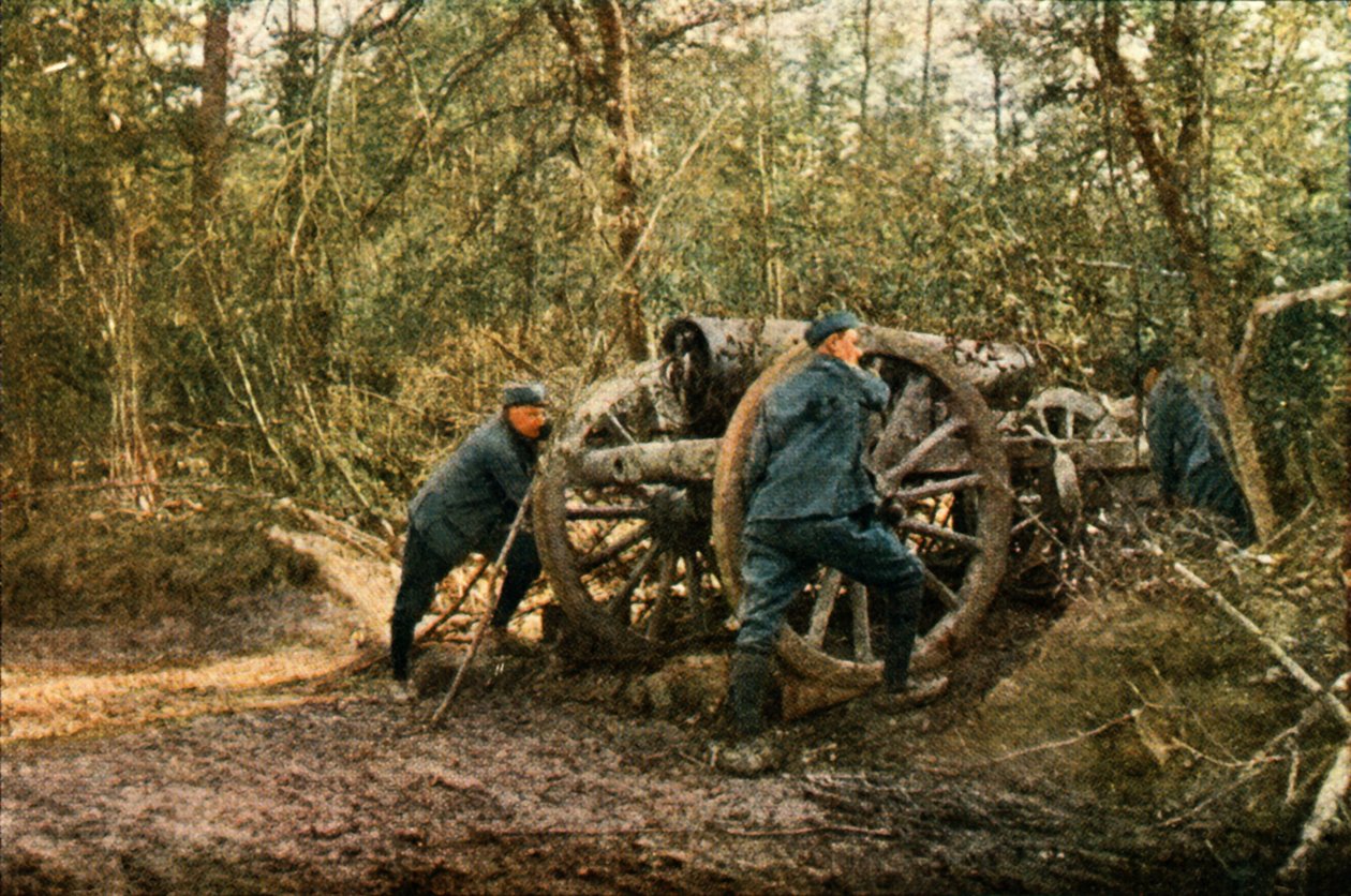 Tre franske soldater i skoven med en Howitzer, Verdun, september 1916 (autokrom) af Jules Gervais Courtellemont