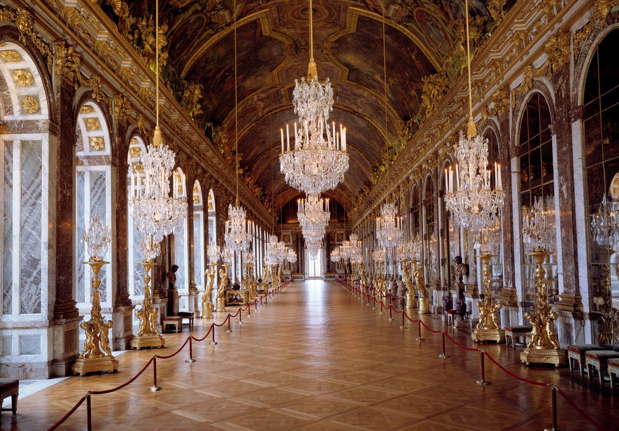 Arkitektur: udsigt over Galerie des Glaces i Versailles restaureret af arkitekten Jules Hardouin-Mansart og bygget fra 1678 til 1684. Versailles Slot, Versailles af Jules Hardouin Mansart