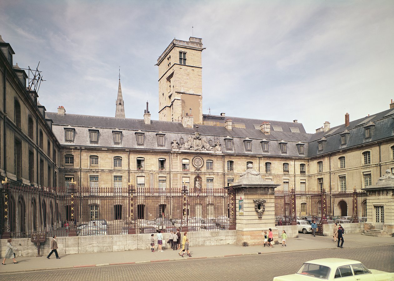 Facaden på Hotel de Ville, det tidligere Palais des Etats de Bourgogne af Jules Hardouin Mansart