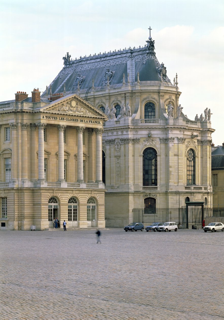 Chapelle Royale (Royal Chapel) færdiggjort af Robert de Cotte (1656-1735) begyndte i 1699 efter planer udarbejdet i 1689, indviet i 1710 af Jules Hardouin Mansart
