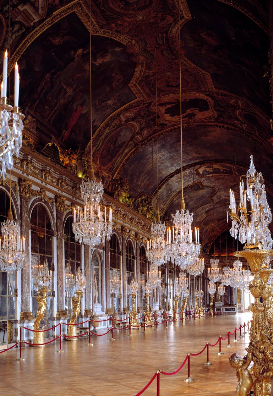 Udsigt over Galerie des Glaces i Versailles restaureret, det blev bygget i 1678 af Jules-Hardouin Mansart. Chateau de Versailles. af Jules Hardouin Mansart