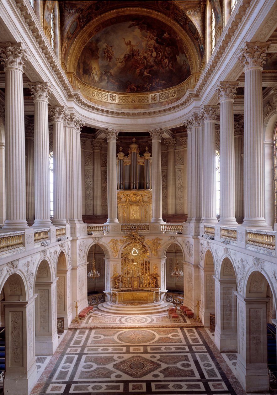 Udsigt over det kongelige kapel lavet af Hardouin-Mansart i 1709 og indviet af kardinal Noailles i 1710. Versailles Slot af Jules Hardouin Mansart