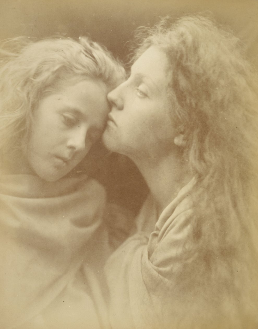 ("The Kiss of Peace" – Fredskysset) – Mary Ann Hillier (og Florence Anson) af Julia Margaret Cameron